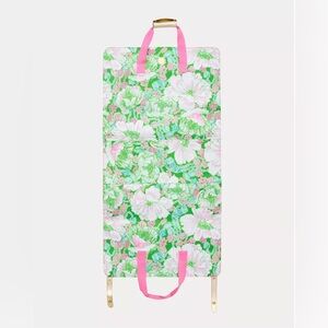 BNWT Lilly Pulitzer Garment Bag
Color:  Putting Green Poppyland